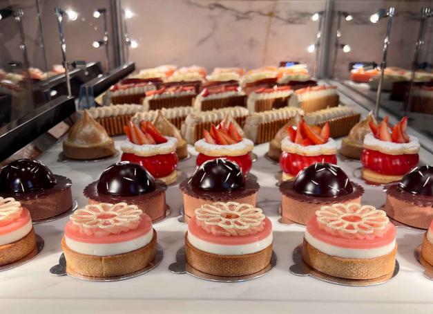 Depuis le 4 avril, le Crillon compte un nouvel espace dédié... au sucré. Avec ses équipes, le chef Matthieu Carlin dévoile Butterfly Pâtisserie, une boutique au cœur même du célèbre palace parisien.