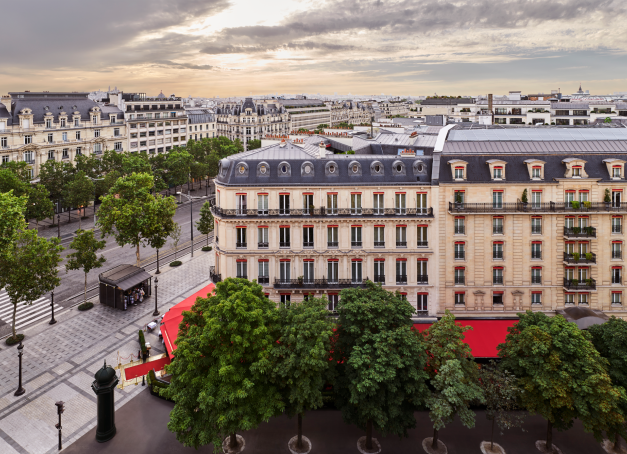 Après plus d’un siècle d’histoire, les Hôtels Barrière deviennent Barrière Collection. Ce repositionnement stratégique redéfinit la proposition de valeur du groupe autour de quatre univers complémentaires : Signature, Heritage, Address et Premium. L’ambition est claire : moderniser, sublimer et internationaliser le modèle, tout en préservant l’esprit d’excellence, d’émotion et d’authenticité qui a forgé la réputation de Barrière depuis 1912.