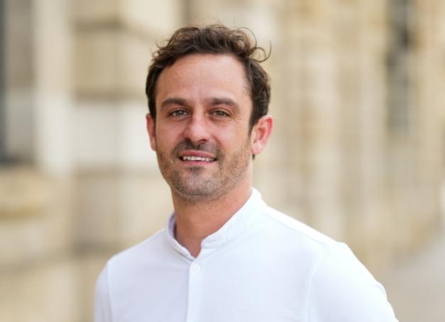 Le chef toulousain prend les commandes de L’Orangerie et impulse une dynamique saisonnière pour La Galerie, le Bar et le room service au Four Seasons Hotel George V.