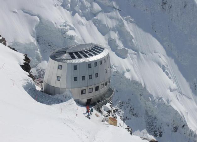 Transféré pièce par pièce depuis 3 800 m d’altitude, l’ancien refuge du Goûter est en cours de reconstruction au Parc Thermal de Saint‑Gervais. Travaux du 31 août à la mi‑novembre 2026.