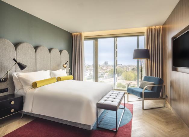 Renaissance Hotels invite les voyageurs à explorer Porto et le charmant quartier de Lapa.