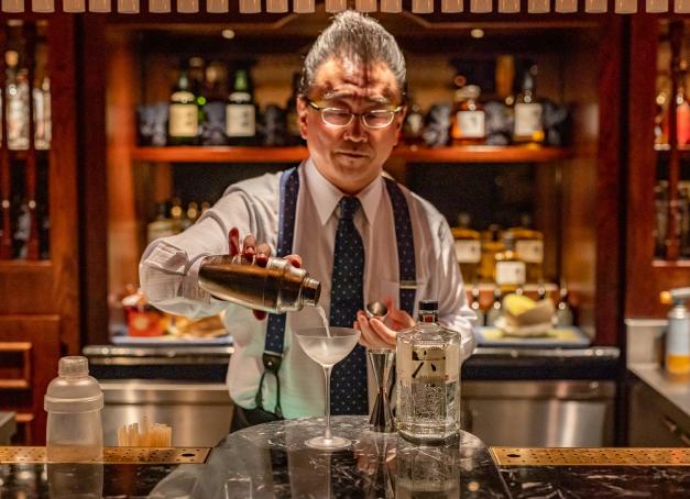 Le 16 septembre, le Bar Kléber du Peninsula Paris reçoit Hidetsugu Ueno, fondateur du Bar High Five à Tokyo. De 19h à 22h, le mixologue japonais signera quatre cocktails avec The House of Suntory.