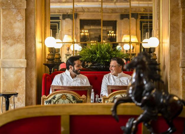 C’est à La Pagode de Cos, restaurant du palace La Réserve Paris, que Mohamed Cheikh s'offre une résidence de deux mois aux côtés de Jérôme Banctel. Un aboutissement pour le vainqueur de Top Chef 2021, qui avait fait son premier stage en cuisine avec le chef doublement étoilé il y a plus de dix ans.
