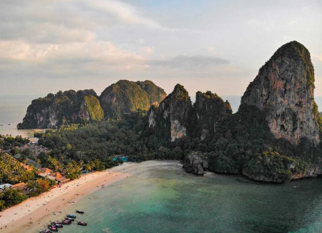 La troisième saison de la série à succès « The White Lotus » met les voiles sur la Thaïlande dans l’un des quatre hôtels du géant de l'hospitalité de luxe, Four Seasons, à Bangkok, Chiang Mai, Koh Samui ou au Triangle d’Or. Lequel choisira la production ?