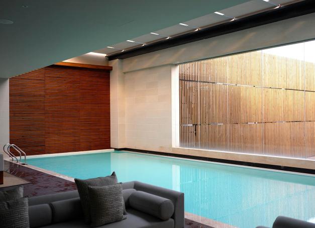 Le groupe Marriott s’associe à Therme Group pour déployer des expériences bien‑être d’envergure, avec des offres Marriott Bonvoy combinant nuits d’hôtel et accès Therme, et une intégration du wellness jusque dans la conception des chambres.