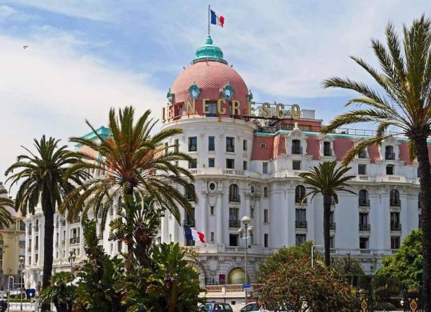 À Nice, Le Negresco invite les enfants à explorer l’art urbain lors de la 9e édition des Enfants Arty.