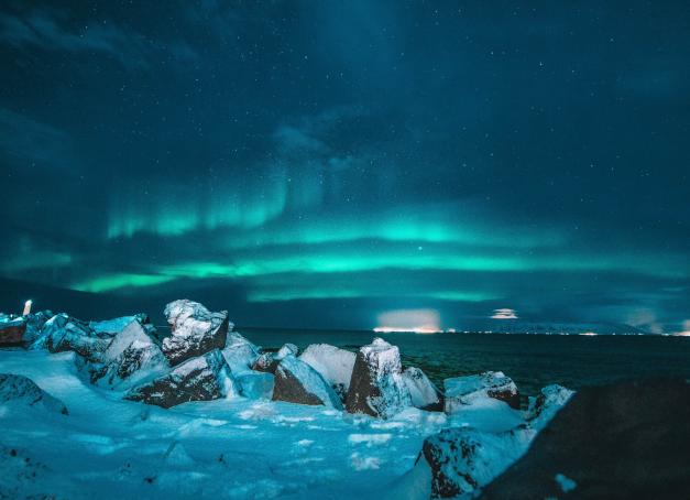 De septembre à mars, Hurtigruten longe la côte norvégienne à la recherche des aurores boréales. Pour la saison 2026-2027, la compagnie mise sur trois itinéraires, de la ligne historique Bergen-Kirkenes aux navigations au-delà du Cercle polaire.