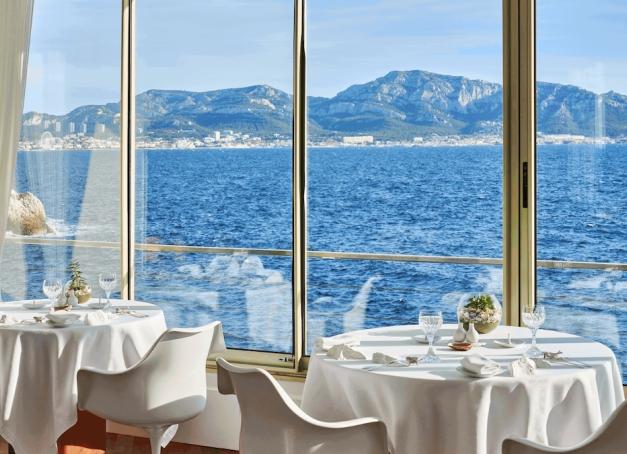 Le Petit Nice de Gérald Passedat célèbre la rentrée autour du rouget et lance deux offres demi-pension avec 20 % d'avantage, dîner 3 étoiles et nuit face à la mer.