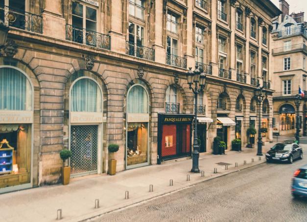 Nouvelle aventure hôtelière pour Pharrell Williams: avec Mohari Hospitality et Omnam, il réinvente l’ex‑Saint‑James & Albany au 202 rue de Rivoli, face aux Tuileries. Nom, ouverture et tarifs restent à préciser.