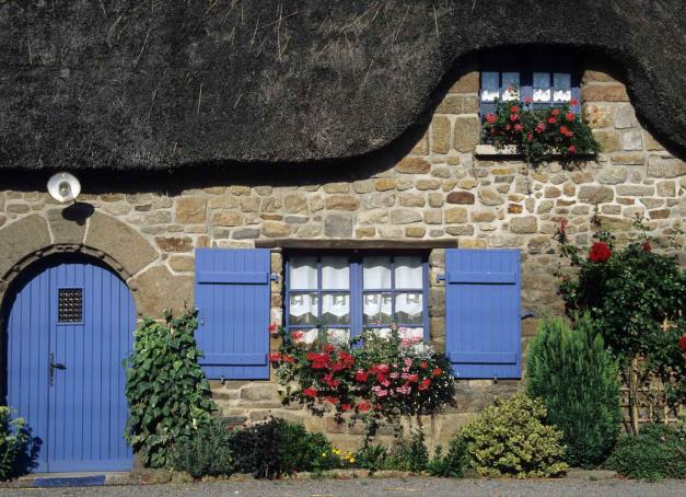 La façade Manche-Bretagne s’impose en juillet avec 77 % d’occupation et des tarifs environ un tiers inférieurs à la Méditerranée, tandis que les grandes métropoles reculent et que Perros-Guirec et Saint-Malo dominent.