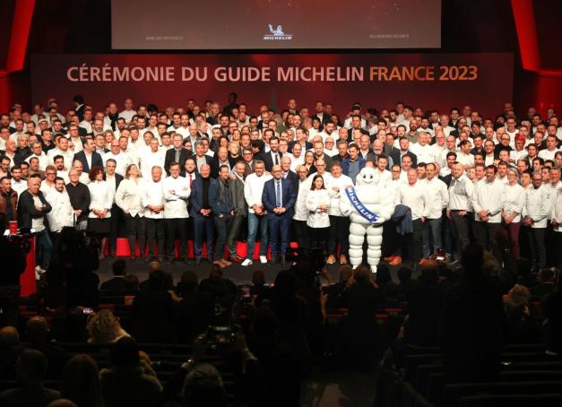 Lieu, enjeux, favoris de la critique et outsiders, à un mois de la cérémonie du Guide Michelin 2024 France, Yonder.fr prend les paris (et des risques) pour vous donner son avis sur ce à quoi pourrait bien ressembler une partie de la photo finish du nouveau Guide Rouge. 
