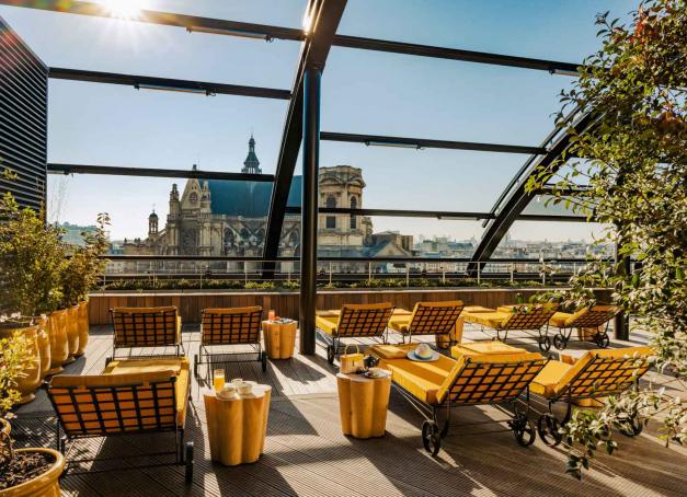 Cocktails signature, snacks japonisants, végétation luxuriante… Sur le toit de l’hôtel Madame Rêve, le Centre Pompidou et la Bourse de Commerce en ligne de mire, ROOF est le nouveau bar rooftop à ne pas manquer au retour des beaux jours. 