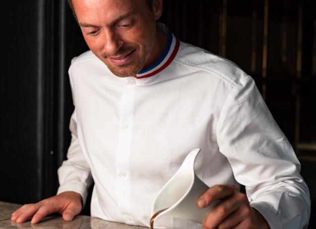 Dès la rentrée, l'hôtel de la Poste du Louvre tourne une nouvelle page gastronomique. Le restaurant éponyme de Madame Rêve rouvre avec une carte signée par Tom Meyer, chef exécutif de La Chèvre d'Or à Èze, appelé en renfort de Benjamin Six pour réinventer la table de grand hôtel parisien.