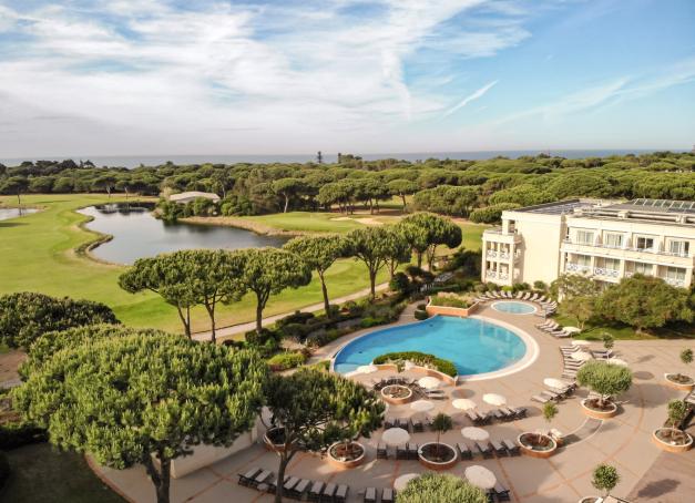 À Cascais, Kimpton dévoile Quinta da Marinha, un resort de 194 clés entre nature, golf et bien-être, au sein du parc de Sintra-Cascais.