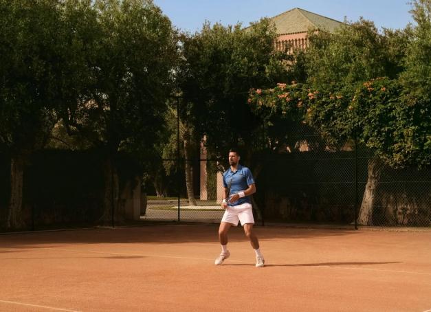 Le champion aux 24 titres du Grand Chelem mènera à l’Amanjena, près de Marrakech, une retraite de trois jours du 18 au 20 décembre 2026 mêlant tennis, méditation, spa et cuisine sur mesure. Places limitées, réservation obligatoire.