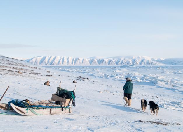 Voyage au nord du Groenland, sur les traces des grands explorateurs polaires. Ici les Inuit se nomment «Inughuit » - on y a parle le dialecte de Thulé - et ce sont les plus nordiques du globe.