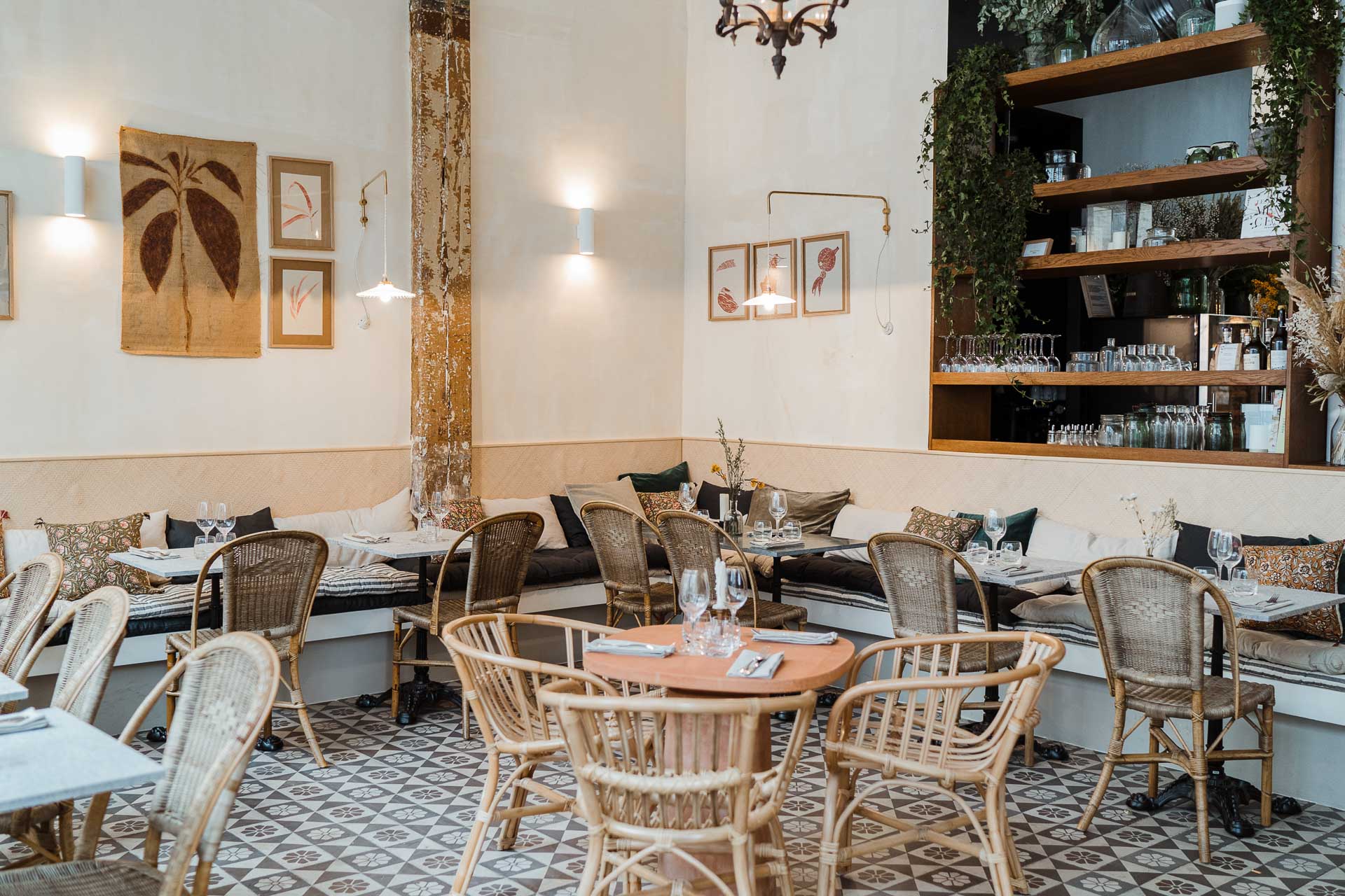 7 Rue de la Butte-aux-Cailles – Une table militante et chaleureuse dédiée à une cuisine écoresponsable, mettant en valeur des produits 100% locaux et de saison.