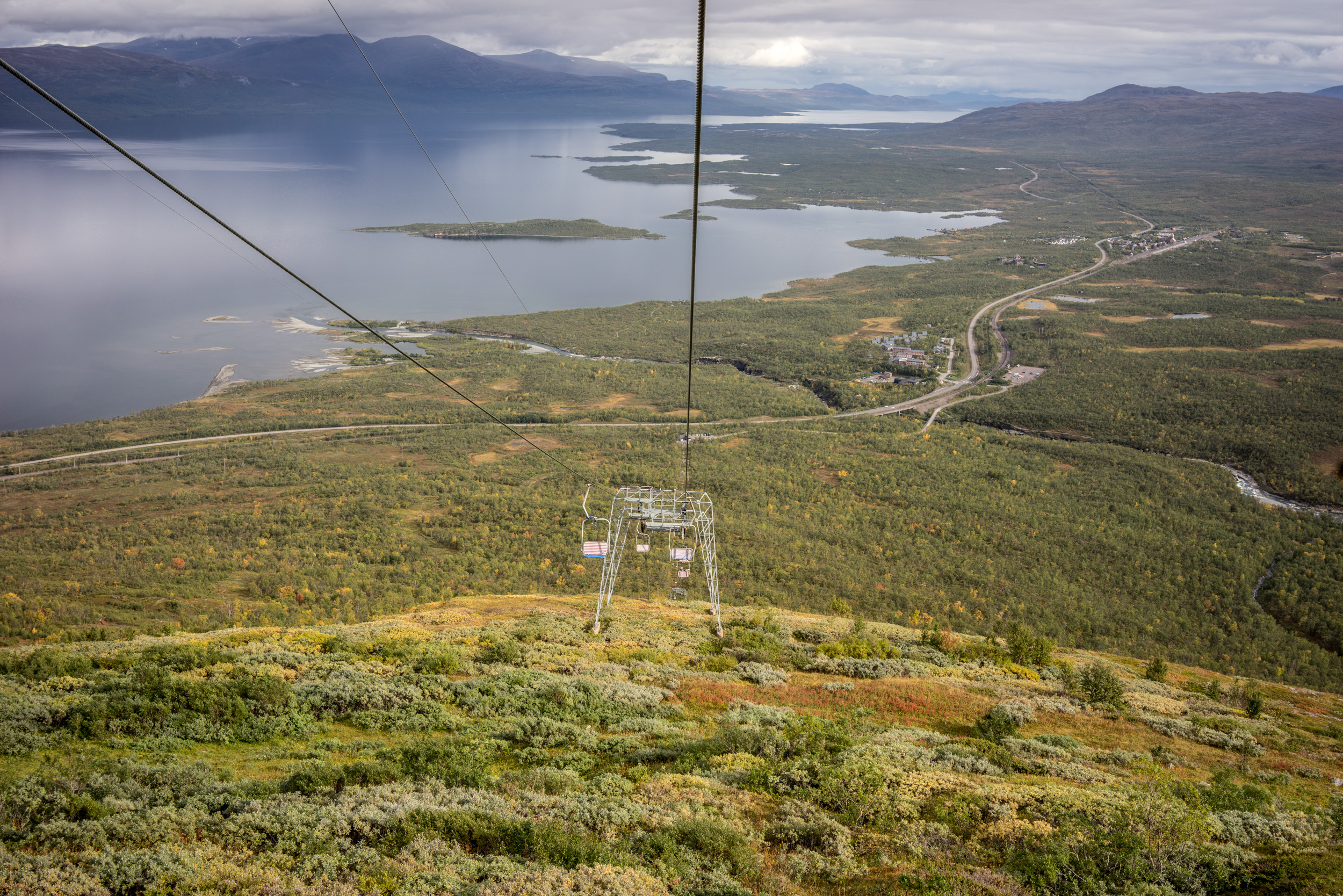 Le télésiège de l’Aurora Sky Station offre une magnifique vue panoramique sur le lac Torneträsk. Les bâtiments au centre sont ceux de l’Abisko Tourist Station et plus au fond à droite se trouve la petite ville d’Abisko. 